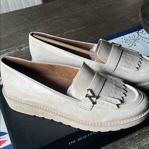 Naturalizer brand new Elegant Cream Loafers for Women